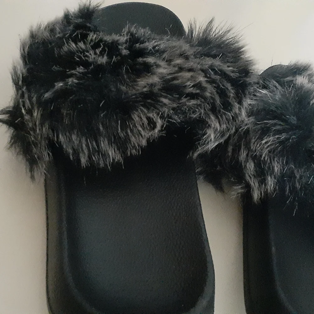 SOLD OUT Furry Sandals - Picture 3 of 10